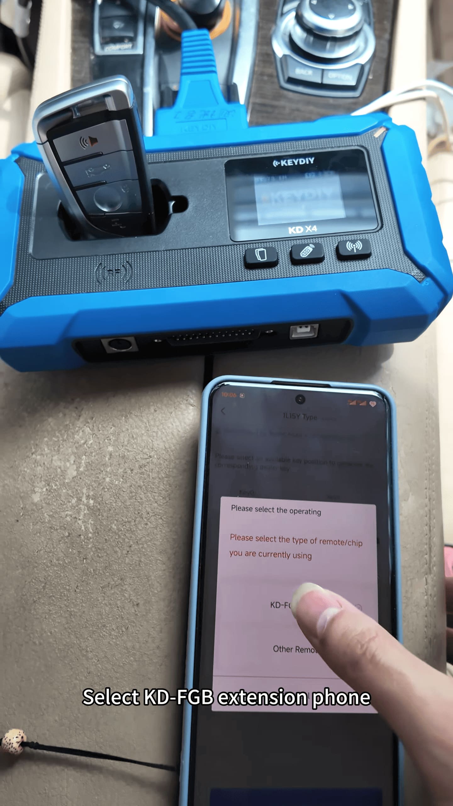 BMW 730Li 2009 Key Programming with KEYDIY KD X4 & EPA Adapter 9 Поместите новый ключ на катушку KD-X4